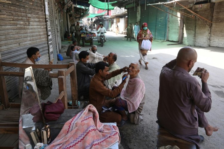 في لاهور الباكستانية... تسريحة شعر بالساطور وموقد اللحام والزجاج المكسور