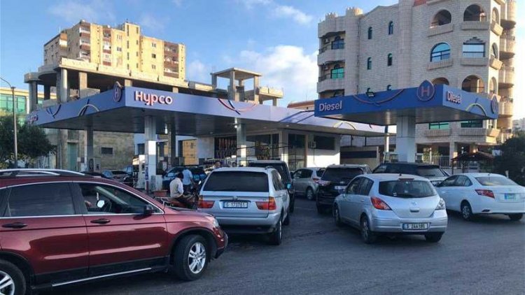 في صور: طوابير امام المحطات.. وسيارات مركونة منذ ليل أمس