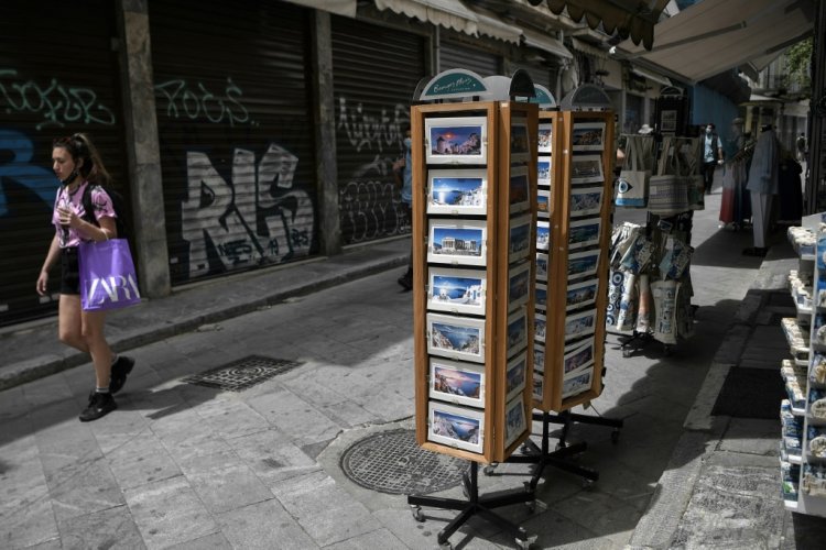 اليونان تفتح أبوابها أمام السياح والأميركيون يتخلون عن الكمامة