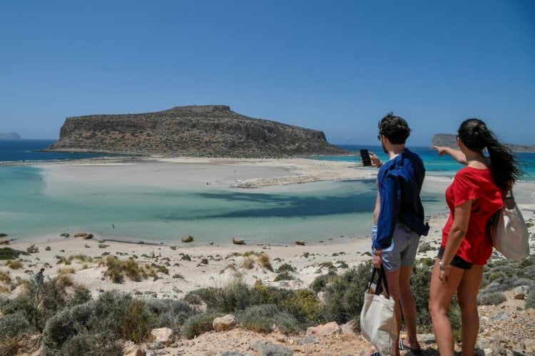 اليونان تفرش السجاد الأحمر للسياح الأجانب العائدين