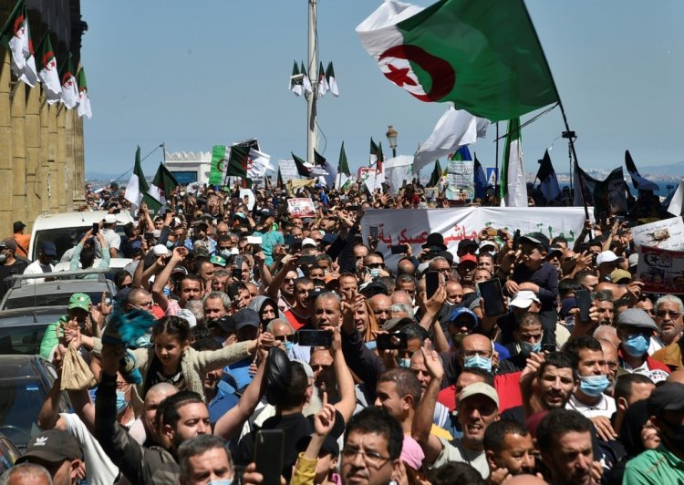 الشرطة الجزائرية تتصدى للمسيرة الأسبوعية للحراك وتوقف صحافيين بينهم مصور فرانس برس