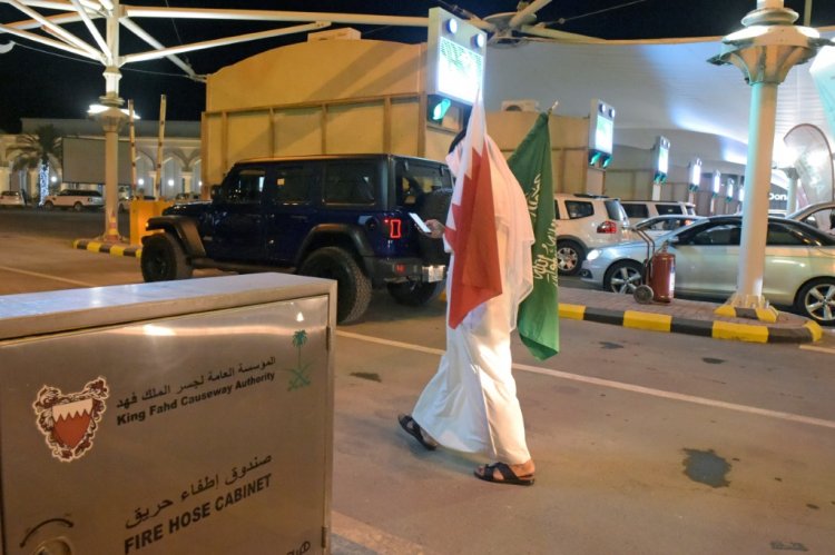 السعوديون يتدفقون إلى البحرين مع رفع الحظر على السفر