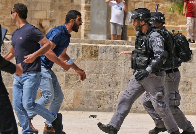تجدد المواجهات بين الشرطة الإسرائيلية والفلسطينيين في باحة المسجد الأقصى