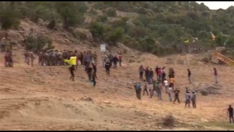 بالصور: شبّان اقتحموا الخط الحدودي بين لبنان والأراضي الفلسطينية بإتجاه مزارع شبعا
