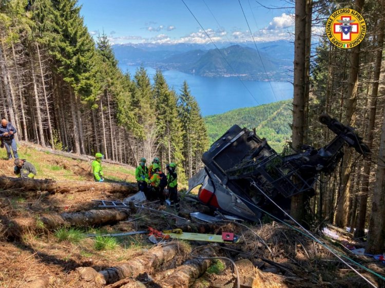 13 قتيلا في تحطم مقصورة تلفريك على ضفة بحيرة مادجوري في إيطاليا