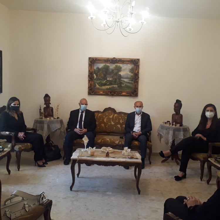 عبد الصمد مع وفد من وزارة الاعلام عزوا بالقاضي دوره