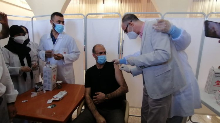 بالصور: وزير الصحة يتلقى لقاح أسترازينيكا في بعلبك