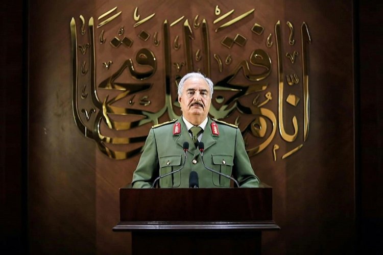 هل يلعب حفتر الورقة السياسية بعد هزيمته العسكرية في ليبيا؟