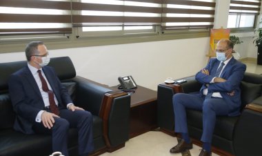 الوزير حسن عرض والسفير التركي مجالات التعاون واستقبل الجسر