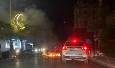 محتجون قطعوا الطريق عند تقاطع ايليا واضرموا النار بمستوعبات النفايات