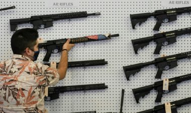 قاض أميركي يلغي حظرا تفرضه كاليفورنيا على حيازة الأسلحة الهجومية