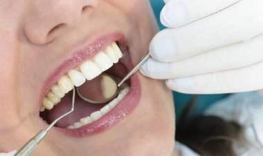 طبيبة أسنان تدعي إمكانية معرفة الحامل بفحص فمها فقط!