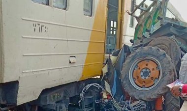 بالفيديو.. قتيلان في حادث اصطدام جرار زراعي  بقطار في مصر