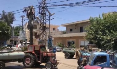 محتجون قطعوا الطريق العام في ساحة بركة ميس الجبل بالجرارات الزراعية والصهاريج احتجاجا على عدم تزويدهم بالمحروقات