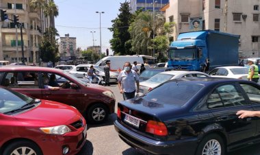 محتجون قطعوا الطريق عند تقاطع ايليا بسياراتهم الفارغة من الوقود والجيش أعاد فتحها