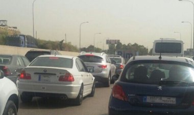 السير على اوتوستراد الجية  متوقف بسبب الزحمة على إحدى محطات الوقود