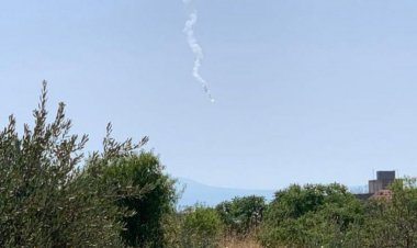 جيش العدو يلقي قنابل مضيئة في وضح النهار قبالة منطقة كروم الشراقي في ميس الجبل