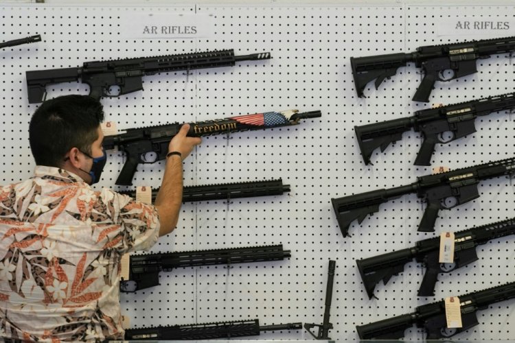 قاض أميركي يلغي حظرا تفرضه كاليفورنيا على حيازة الأسلحة الهجومية