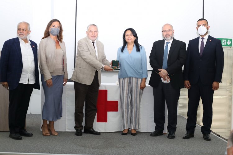 اللجنة الدولية للصليب الأحمر تمنح رئيسة قسم التمريض في مستشفى الحريري  وسام فلورانس نايتنغيل