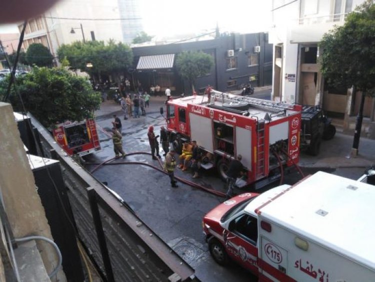 فوج اطفاء بيروت سيطر على حريق مبنى سكني في الجميزة بعد اخلائه من السكان