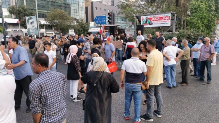 محتجون قطعوا بأجسادهم الطريق عند تقاطع إيليا