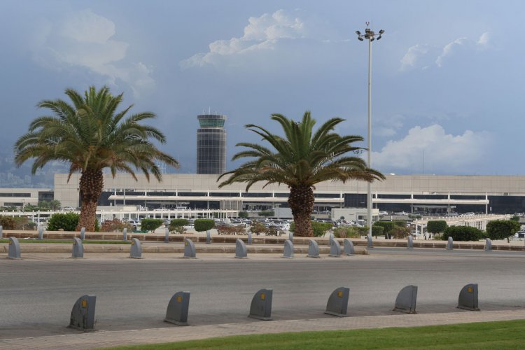 بالفيديو: احتراق عدد من السيارات في احد المواقف القريبة للمطار