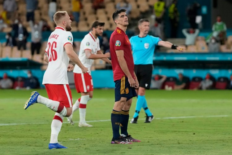 كأس أوروبا: إسبانيا في موقف حرج بعد تعادلٍ ثانٍ امام بولندا