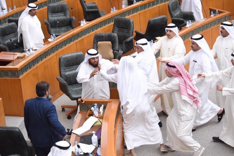الكويت.. جلسة الاشتباك بالأيدي  تقر الميزانية