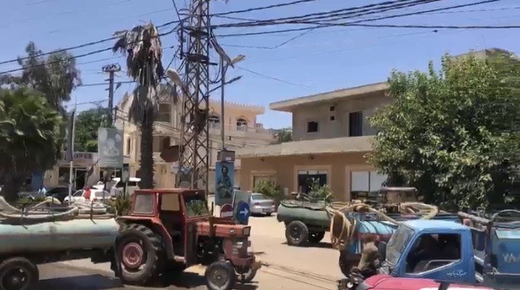 محتجون قطعوا الطريق العام في ساحة بركة ميس الجبل بالجرارات الزراعية والصهاريج احتجاجا على عدم تزويدهم بالمحروقات