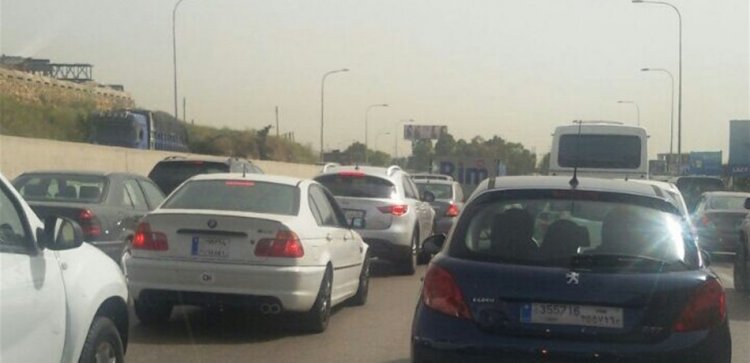 السير على اوتوستراد الجية  متوقف بسبب الزحمة على إحدى محطات الوقود