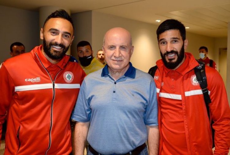 استقبال رسمي وجماهيري لمنتخب لبنان لكرة القدم في مطار بيروت