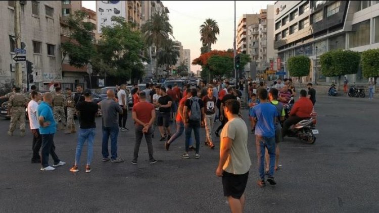 محتجون قطعوا طريق عام عبرا