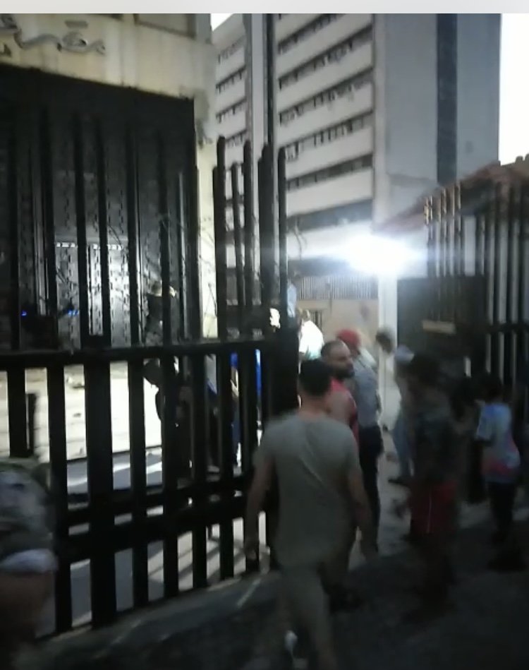 محتجون أضرموا النار بالباب الحديدي لسرايا طرابلس ويحاولون خلعه