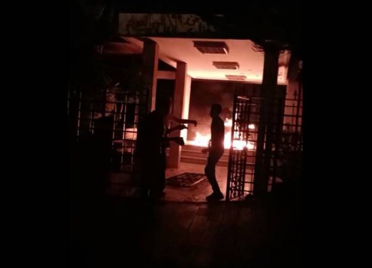 محتجون اقتحموا مبنى مؤسسة مياه لبنان في صيدا وأحرقوا مدخله