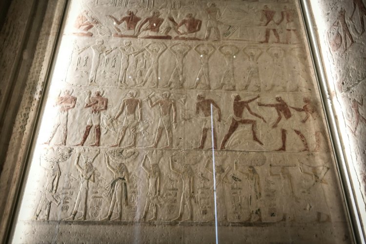 ترميم مصطبة جنائزية من مصر القديمة في متحف اللوفر