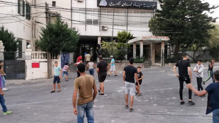بالصورة: اقتحام مؤسسة مياه لبنان الجنوبي في صيدا