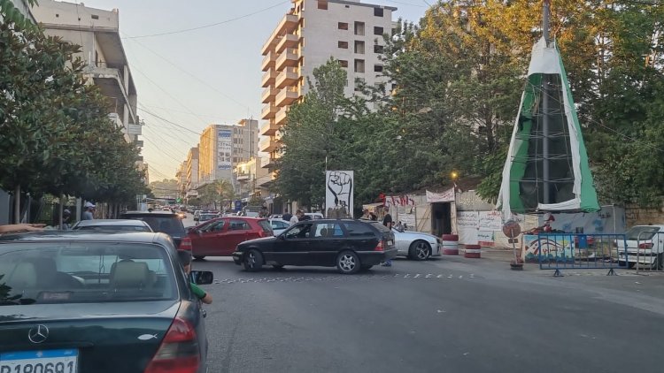قطع طرقات في عدد من المناطق اللبنانية بسبب الأوضاع الاقتصادية