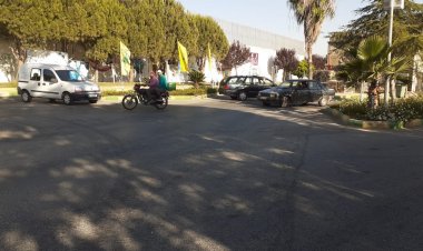 اهالي كفركلا قطعوا الطريق بسياراتهم عند بوابة فاطمة احتجاجا على انقطاع المياه