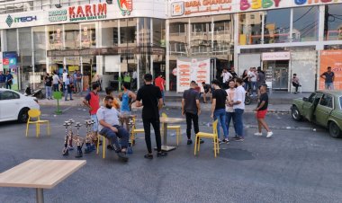 اصحاب المؤسسات في سنتر المقاصد صيدا اغلقوا الطريق بعد نفاد المازوت من المولدات الخاصة