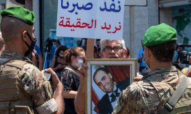 حاملين التوابيت... اعتصام لأهالي شهداء انفجار المرفأ أمام منزل فهمي (فيديو وصور)