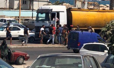 مواطنون في صيدا اعترضوا صهريجي محروقات احتجاجا على انقطاع التيار الكهربائي