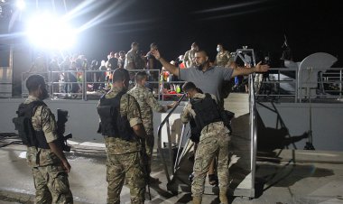 بالصور.. احباط عملية تهريب أشخاص مقابل شاطئ طبرجا على متن قارب