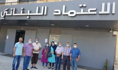 اعتصام لمتعاقدي التعليم المهني امام احد المصارف في النبطية ومطالبة بعدم تقييد سحوباتهم