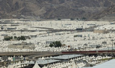 الحجاج يتدفقون إلى منى في ثاني أيام أكبر حج منذ جائحة كورونا