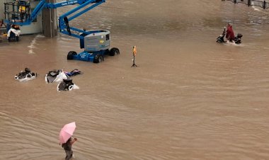 بالفيديو: أب يقف عاجزاً عن إنقاذ ابنه العالق وسط السيول