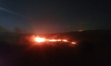 قنبلة مضيئة القاها العدو الاسرائيلي في خراج بليدا تسببت بحريق