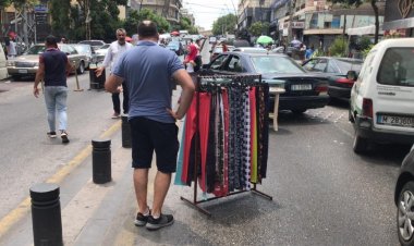 تجار شارع رياض الصلح في صيدا يقطعونه بالبضائع بسبب نفاد المازوت