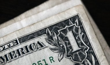 تسجيل صوتي: صرّاف  يبكي على إنخفاض سعر صرف الدولار...  ويطلب النجدة