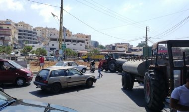 أصحاب صهاريج المياه قطعوا مستديرة حاروف احتجاجا على نفاد المازوت