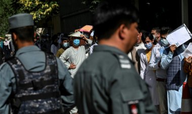 أفغانيون يقبلون بكثافة على طلب جوازات سفر تحسباً لسيطرة طالبان